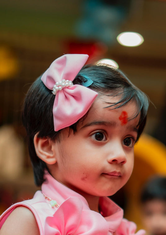 Bow Hair Clip With Pearls In Centre